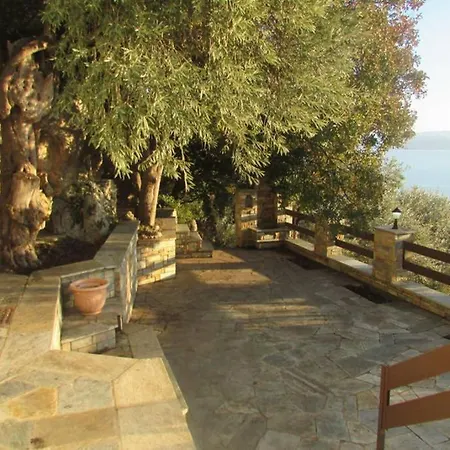 το σπιτι με την σπηλιά 度假居 *