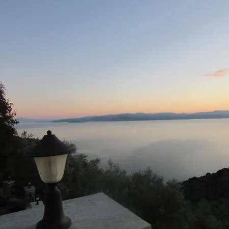 το σπιτι με την σπηλιά 度假居