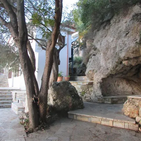 το σπιτι με την σπηλιά * 普拉坦亚斯