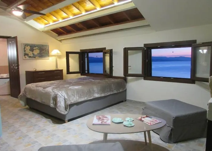 το σπιτι με την σπηλιά Platanias (Thessaly)