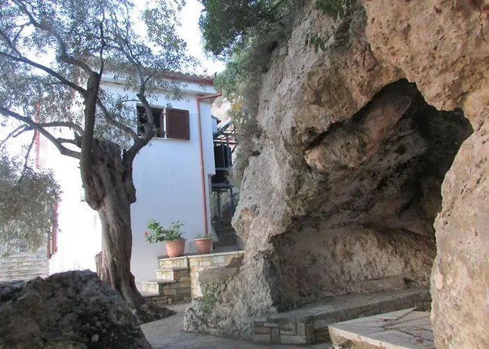 το σπιτι με την σπηλιά Platanias (Thessaly)