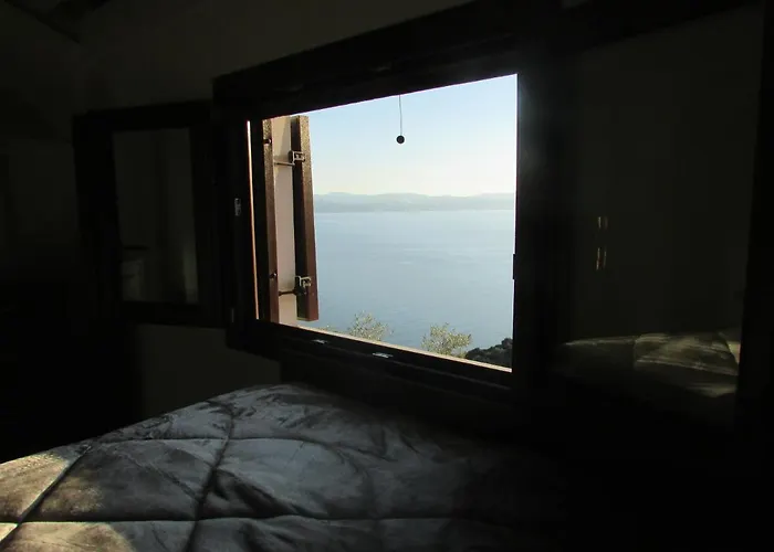 το σπιτι με την σπηλιά Platanias (Thessaly)