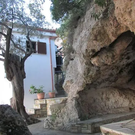 το σπιτι με την σπηλιά Platanias (Thessaly)