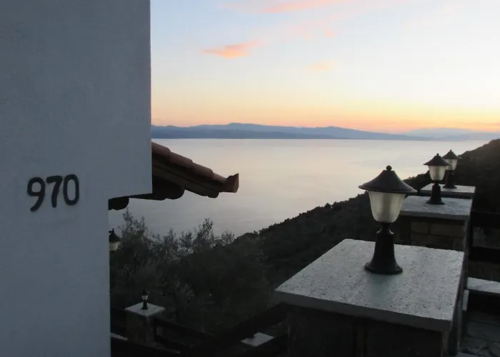 το σπιτι με την σπηλιά Platanias (Thessaly)