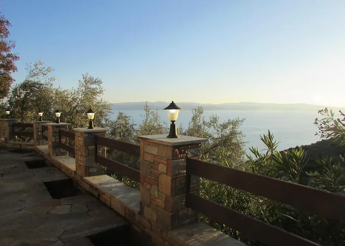 το σπιτι με την σπηλιά Platanias (Thessaly)